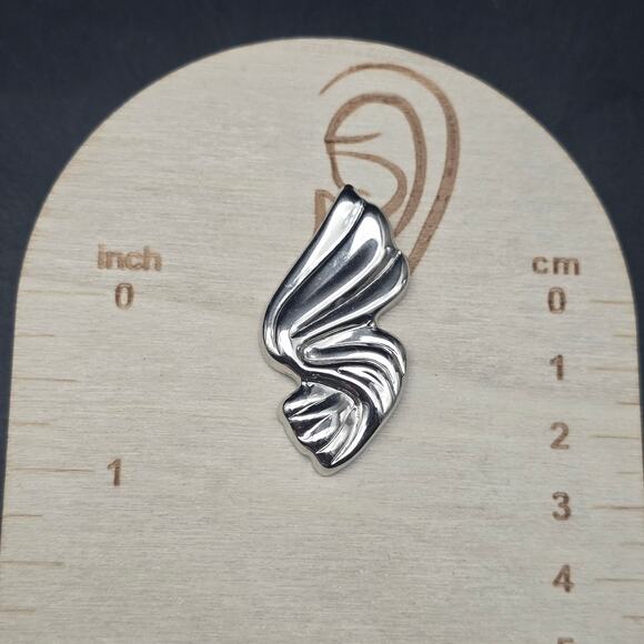 Silver Tone Rippled Ribbon Earrings Pierced Vintage Costume Jewelry - Picture 2 of 9